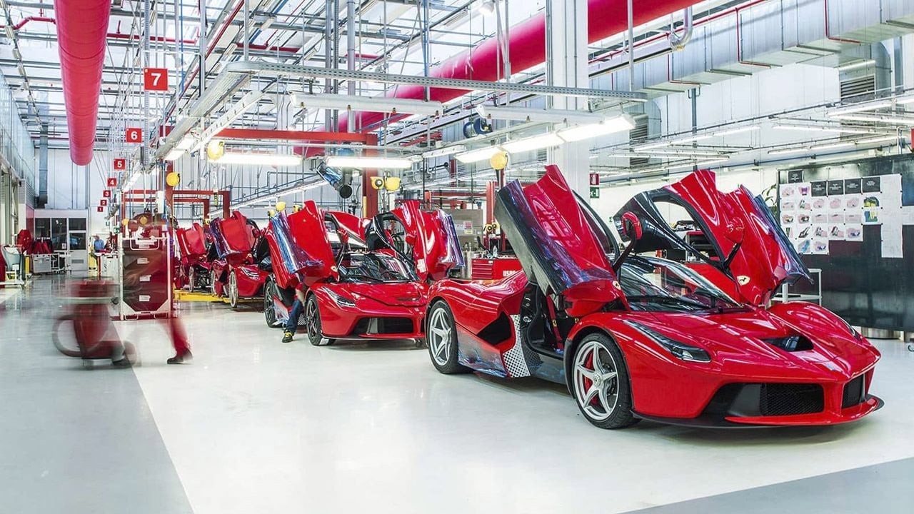 Con pedidos casi agotados hasta 2027, Ferrari reparte premio: bonificaciones de hasta 15.000 € para sus empleados