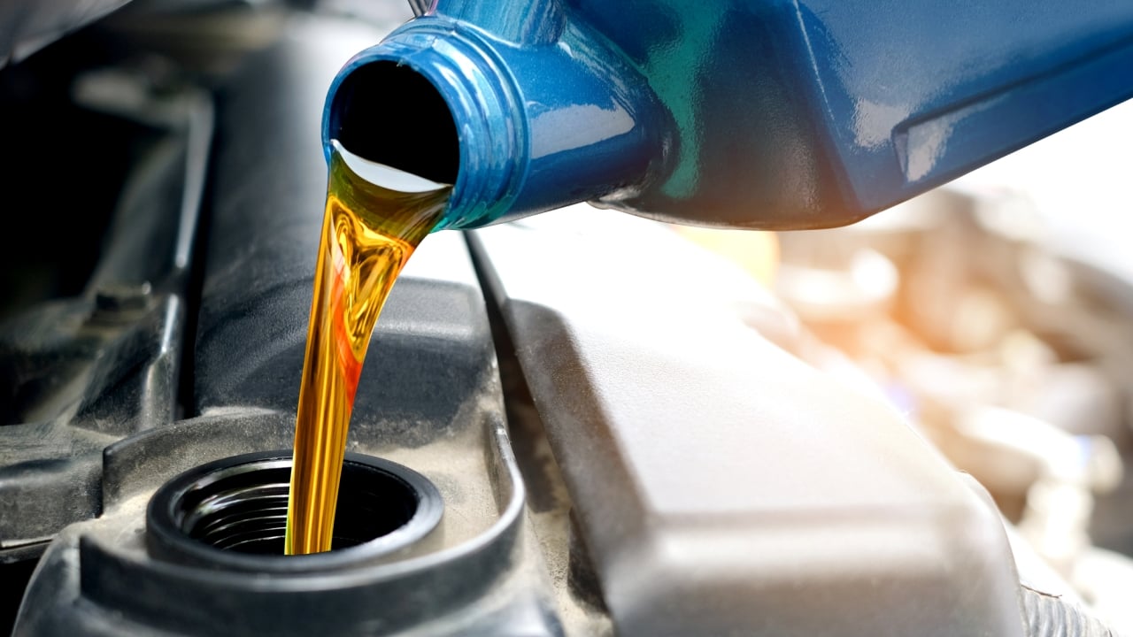 Mezclar aceites de motor: lo que pasa de verdad y cuándo te estás metiendo en un lío