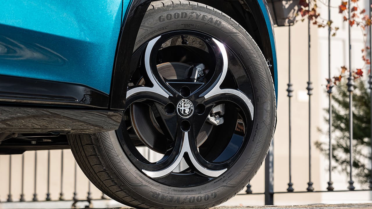 3.300 € de rebaja y etiqueta ECO, este SUV no tiene rival en dinámica pero, sobre todo, es de los pocos 4x4 de su categoría