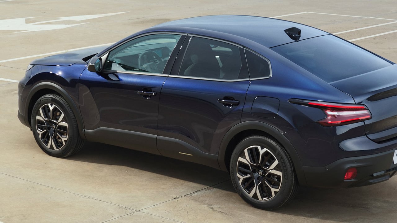 Su precio barato recuerda al Dacia Logan, con etiqueta ECO, hecho en España y baja 9.500 €, pocos le plantan cara