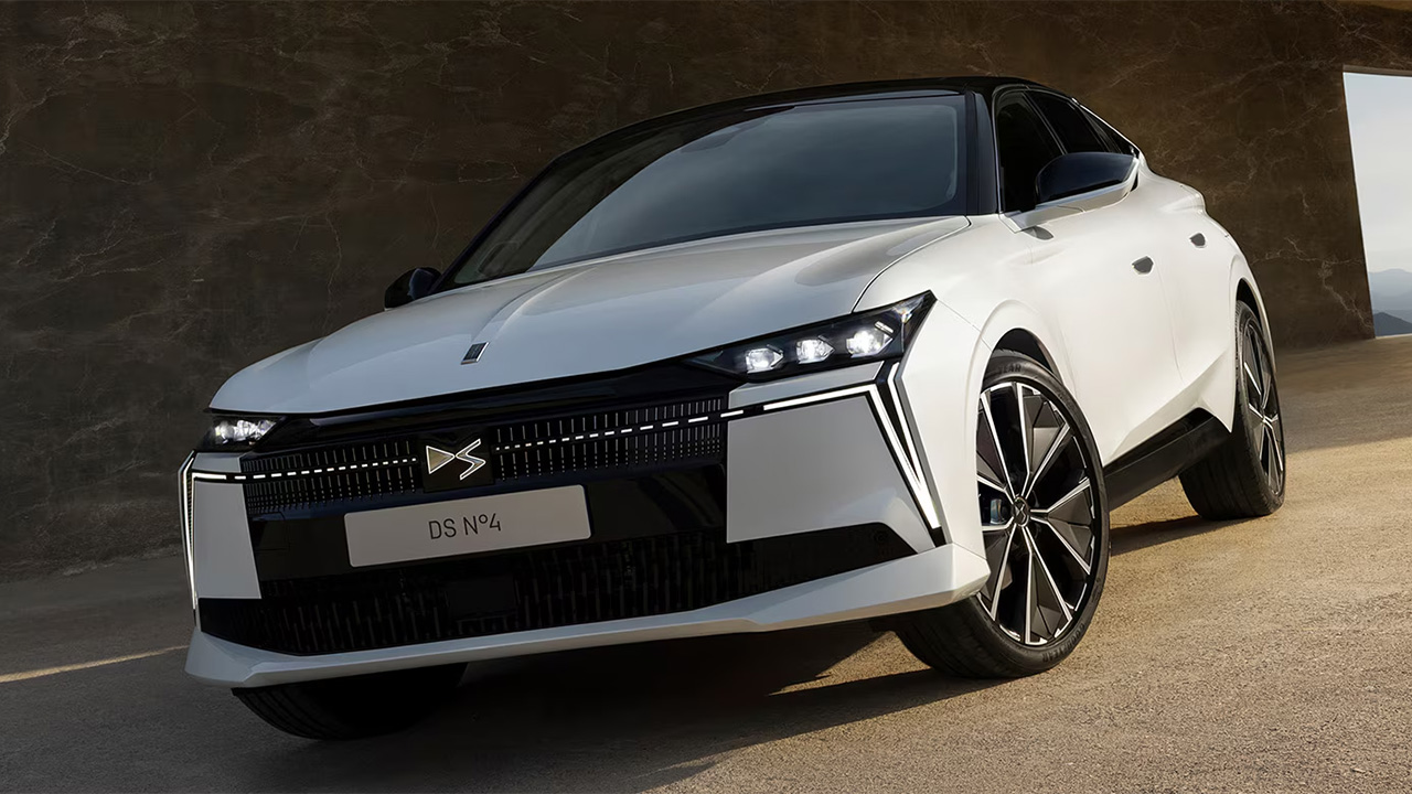 Con un motor híbrido PHEV de 225 CV el DS Nº4 supera al Mercedes Clase A y, con 3.800 € de rebaja, es más barato