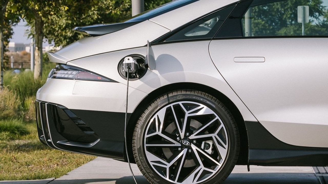 Otro golpe al coche eléctrico en España: IRPF fuera, Plan Auto+ retrasado y el mercado lo nota