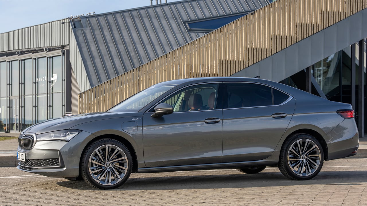 El Skoda Superb 2026 suma una versión PHEV que cambia el equilibrio de la gama