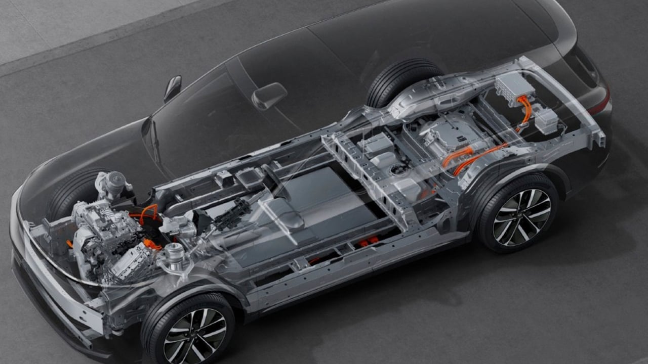 El coche que te venden como eléctrico pero Europa dice que no lo es: el caso de los nuevos EREV