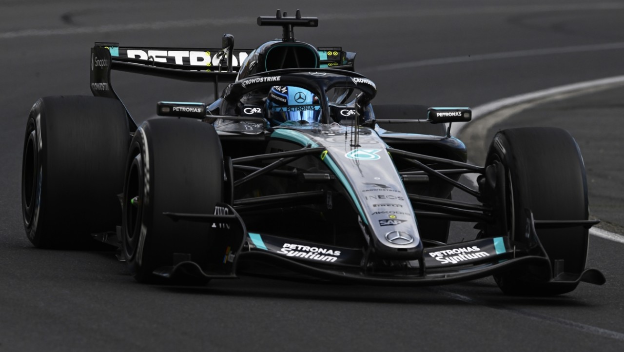 Mercedes no da opción y arrolla con Russell al frente; a tres segundos los españoles