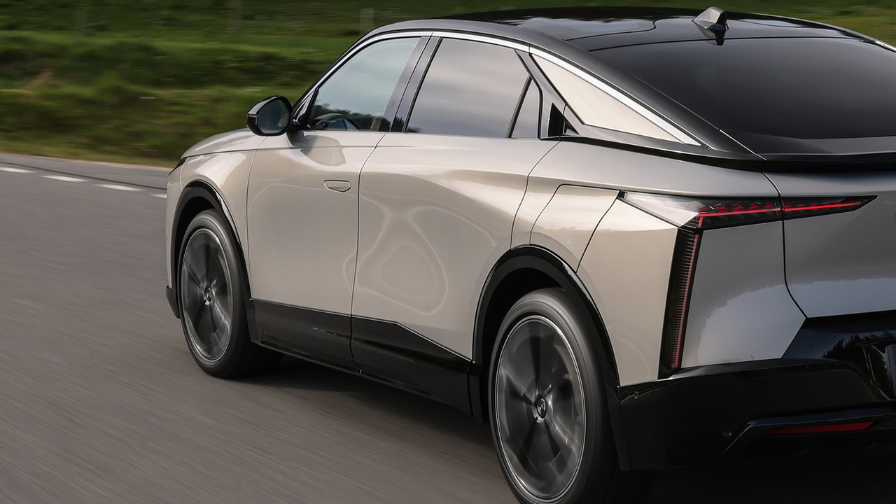 Esta combinación de SUV y sedán con 5.000 € de rebaja y 715 km de autonomía es el eléctrico que convence a viajeros exigentes