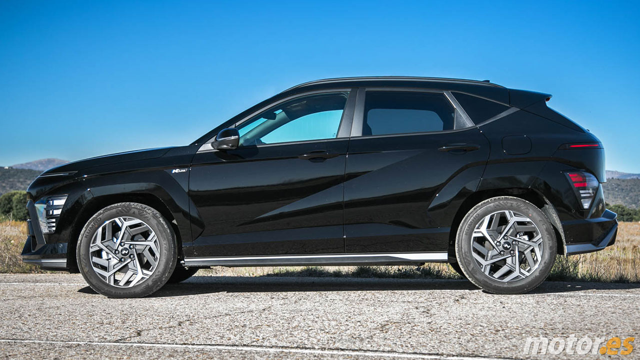 El Hyundai KONA que vale para todo baja 6.000 € y, con un motor híbrido que solo gasta 4,5 L/100 km, es un duro rival de Toyota