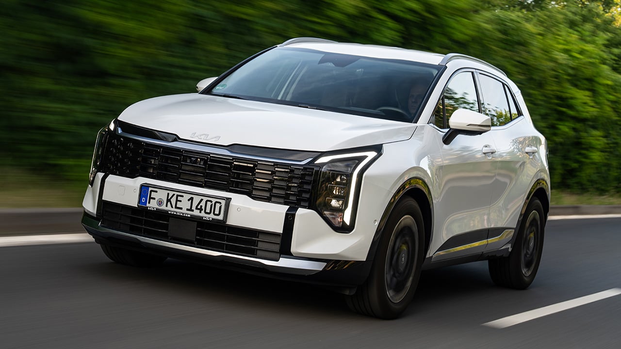 Con 8.400 € menos, 239 CV y etiqueta ECO, el KIA Sportage se convierte en el anti-Toyota Corolla Cross