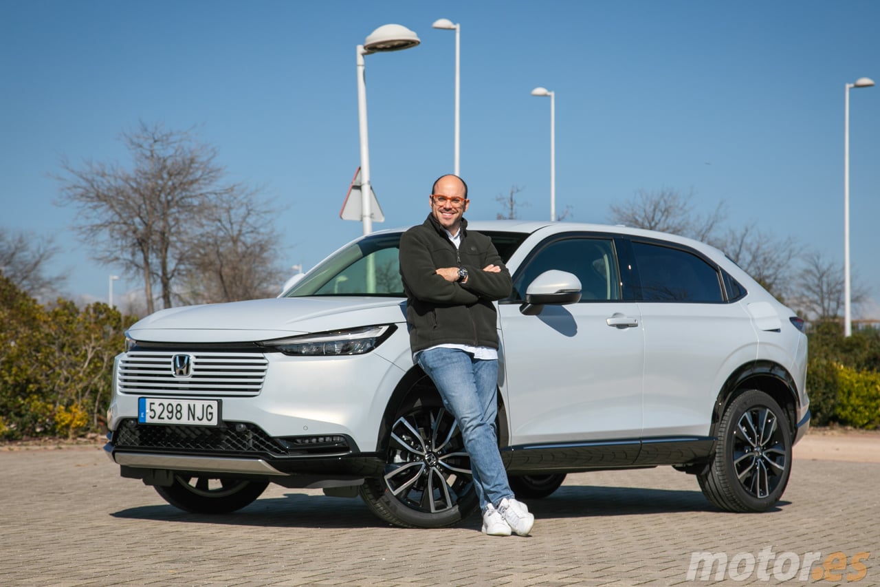 Con un consumo de 5,3 litros y sus "mágicos asientos" este Honda es uno de los mejores SUV híbridos que te puedo recomendar