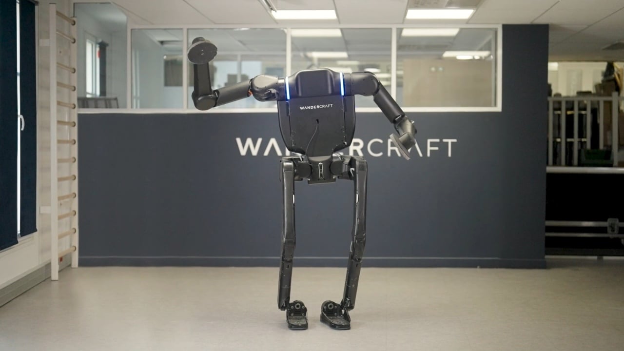 Renault ya tiene su ejército de 'Playmobil' industriales: robots sin cabeza para hacer los coches que vienen