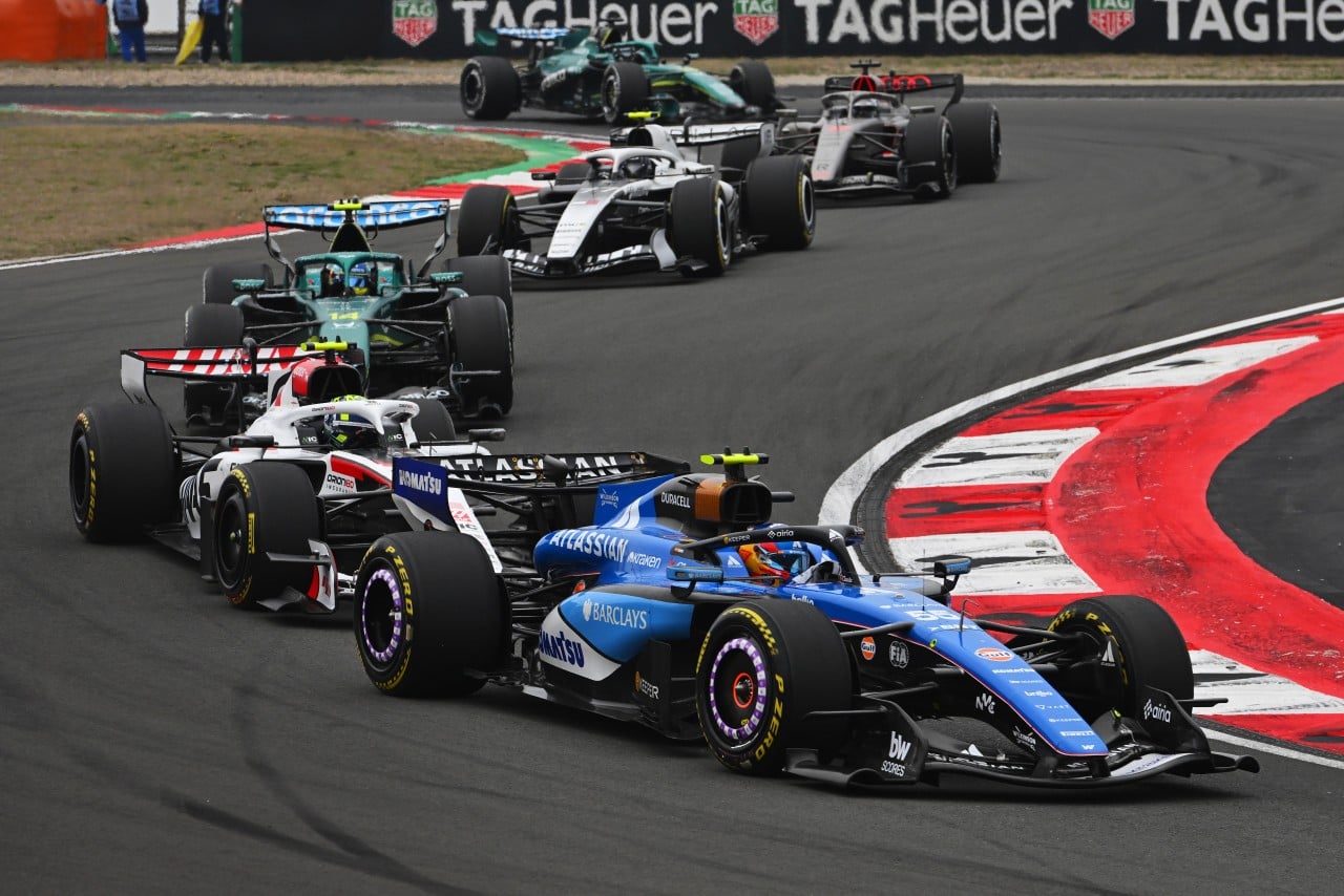 Sainz se inventa una nueva táctica defensiva: “En lugar de un tren de DRS, un tren de Overtake Mode”