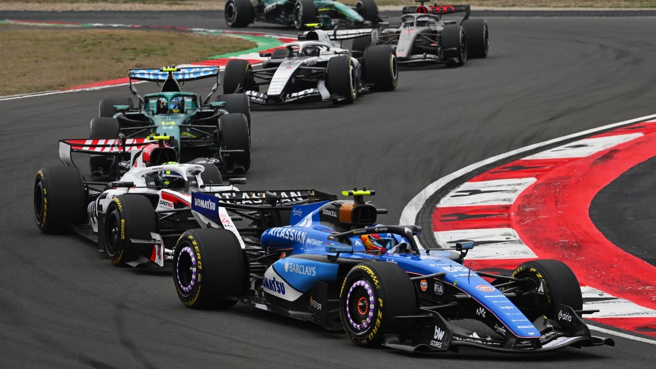 Sainz se inventa una nueva táctica defensiva: “En lugar de un tren de DRS, un tren de Overtake Mode”