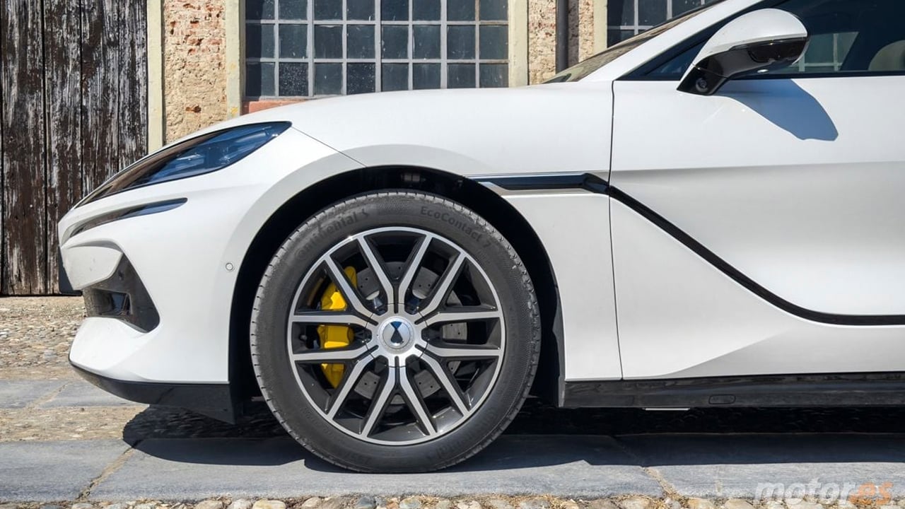 ¿Cargar un coche eléctrico en 5 minutos? BMW dice que BYD no cuenta toda la verdad