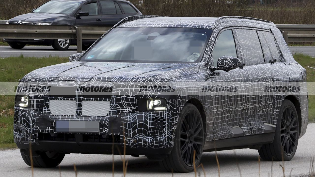 El BMW iX7 deja ver su lado más salvaje, un SUV eléctrico de casi 3 toneladas que acelera como si no pesara