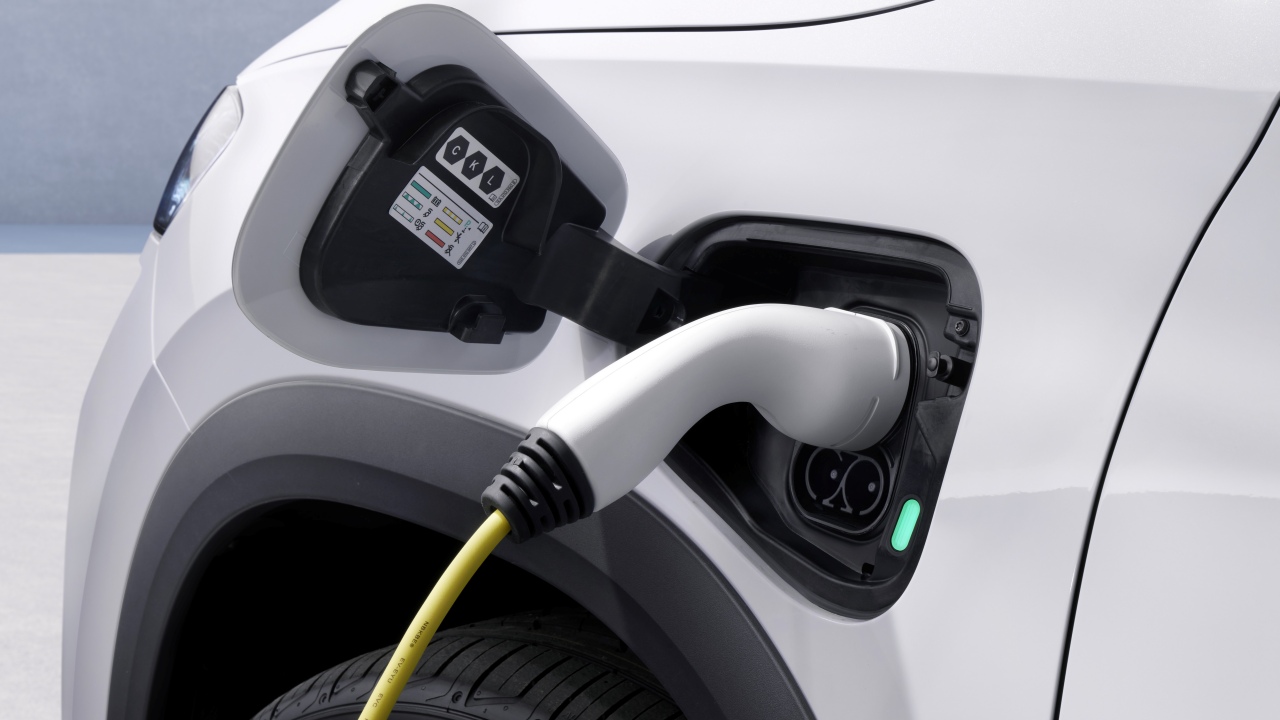España crece en coches eléctricos e híbridos, pero Europa corre más: la brecha se agranda mes a mes