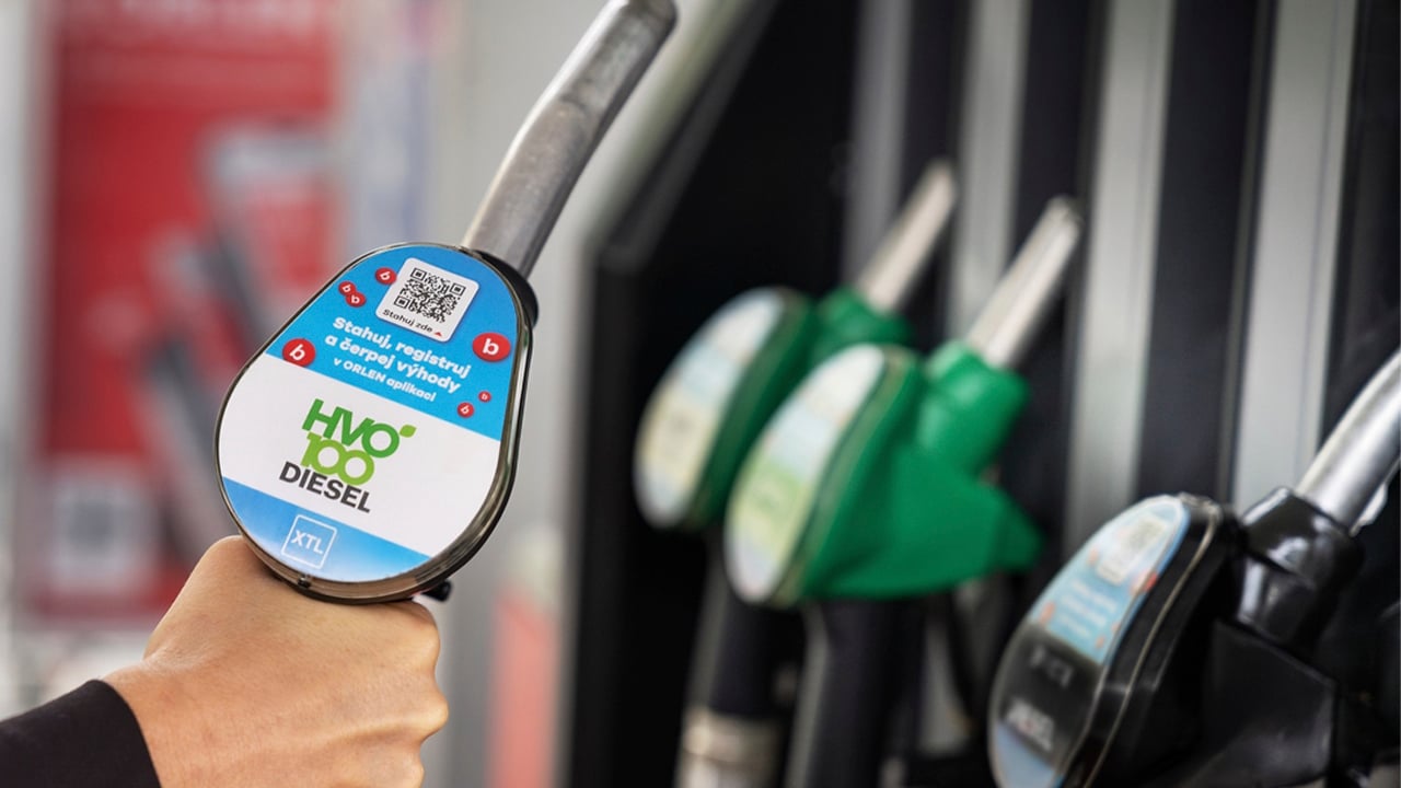 Llenar el depósito con aceite de freír HVO100, cuesta más que con diésel. Esto es lo que pasa