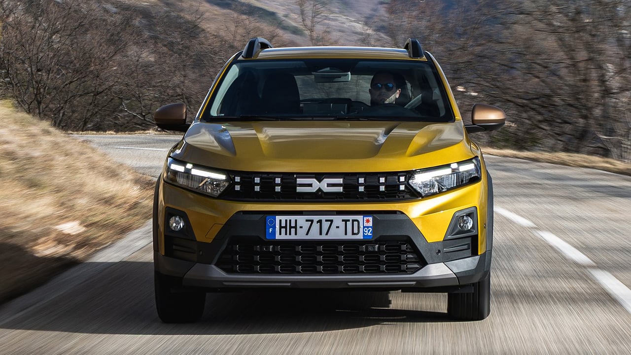 Los coches más vendidos en marzo de 2026, el Dacia Sandero recupera la corona y Toyota sorprende con el C-HR