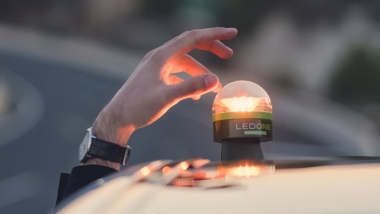 Pere Navarro dejó claro cómo usar la baliza V16 pero los españoles no le hacen caso y ahora la DGT tiene un problema