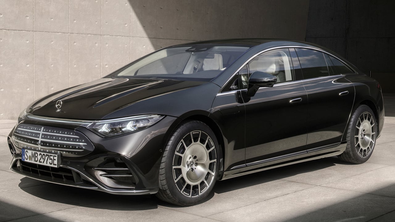 El Mercedes EQS 2027 estrena tecnologías, tiene más de 900 km de autonomía y apenas cambia su diseño