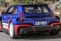 El Renault 5 Turbo 3E aparece sin camuflaje y al lado de un Ferrari cerca de Nürburgring