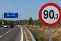 Señales con decimales: el límite de velocidad más absurdo ya está desconcertando a los conductores