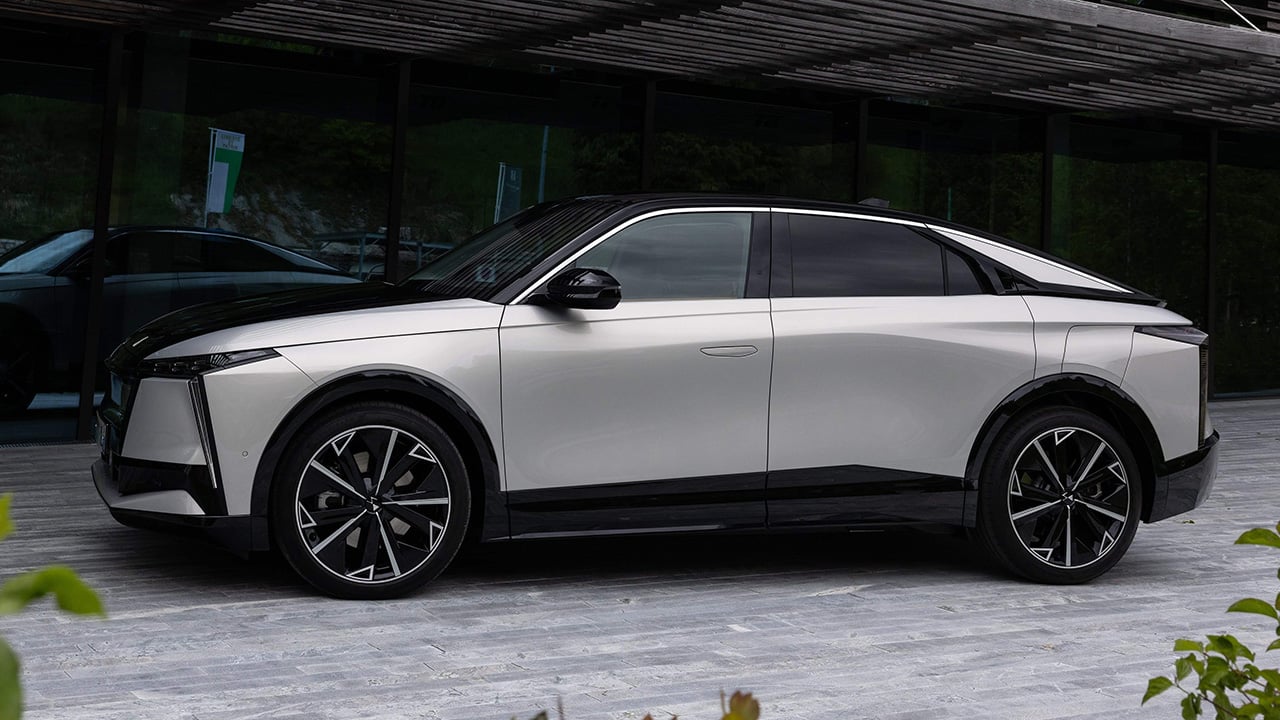 Mientras todos miran a BYD y Tesla, este lujoso eléctrico difícil de definir con 550 km de autonomía empieza a colarse en otra liga 