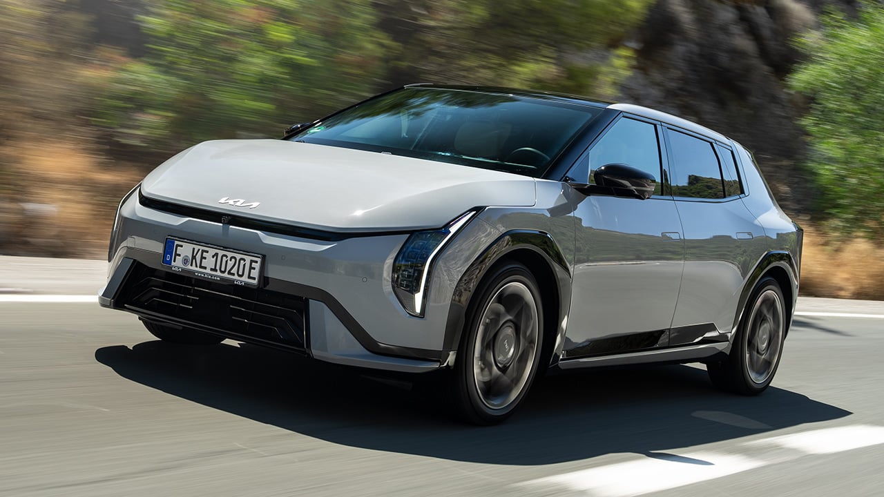 8.300 € de rebaja y 440 km de autonomía, el KIA EV4 responde al Volkswagen ID.3 Neo entrando en modo chollo