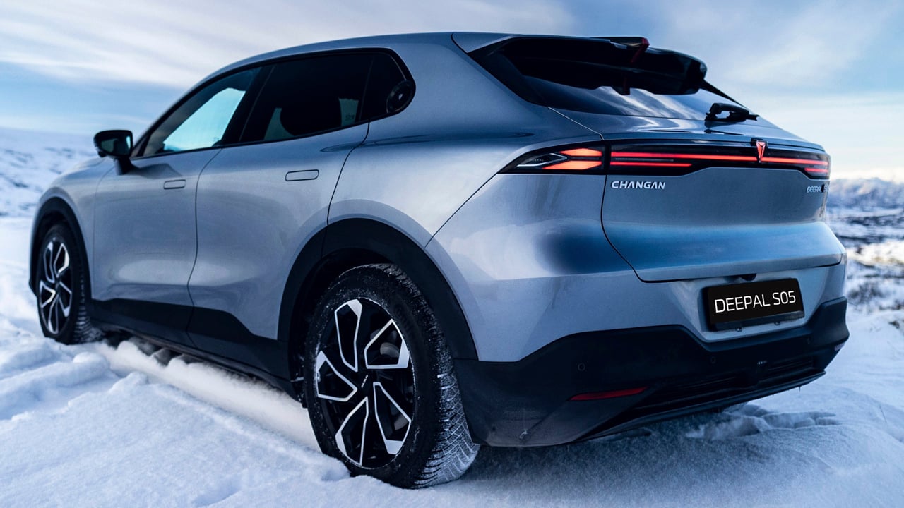28.000 euros y más de 1.000 km sin repostar: el Changan Deepal S05 PHEV aterriza en España con una oferta difícil de ignorar