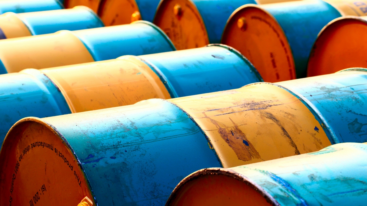 El petróleo se desploma de 110 a menos de 95 dólares, pero ¿Cuándo lo notaremos en nuestros bolsillos?