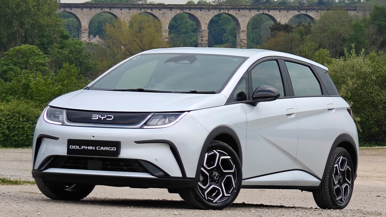 El BYD Dolphin se convierte en una furgoneta eléctrica con 570 km de autonomía y más de 1.000 litros de carga