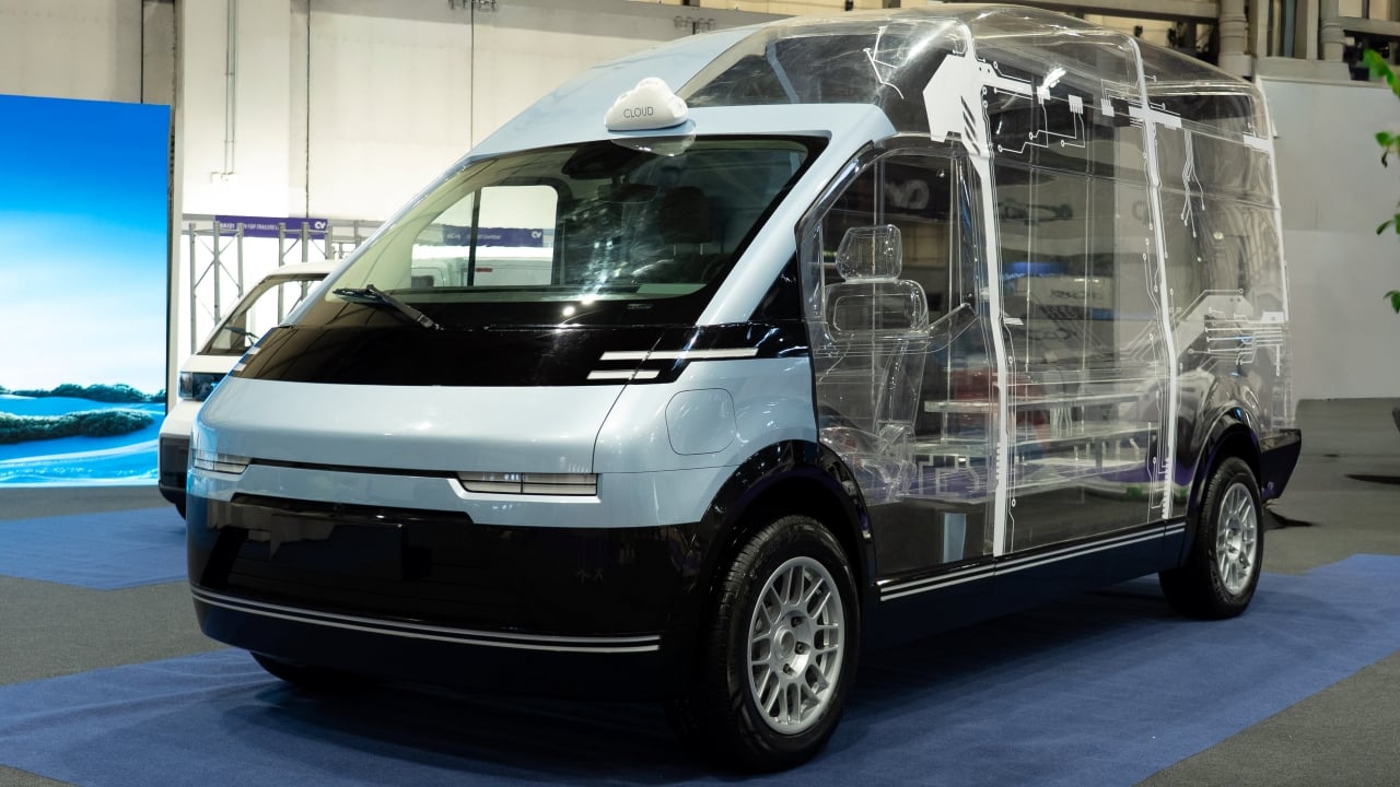 China encuentra el hueco perfecto para atacar a Stellantis, Ford y Volkswagen: furgonetas eléctricas sin aranceles extra