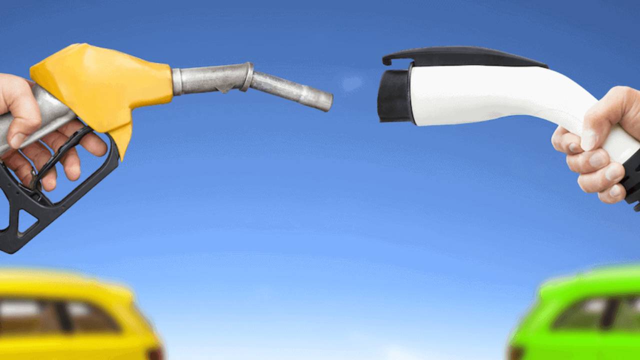 Los eléctricos ya ahorran 77 euros al mes frente a la gasolina y la guerra en Irán agranda la brecha