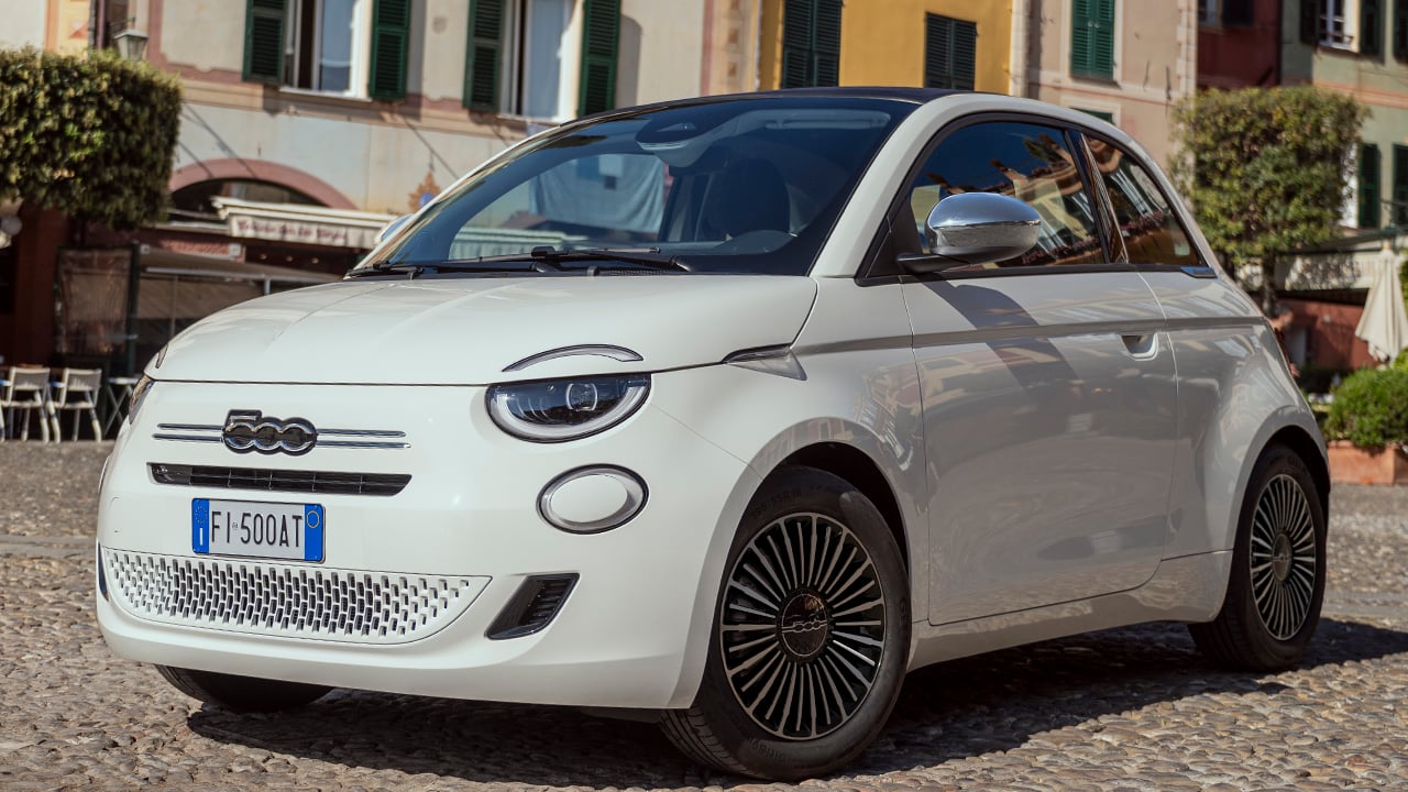 El nuevo FIAT 500 Hybrid Dolcevita demuestra que los pequeños descapotables siguen teniendo tirón