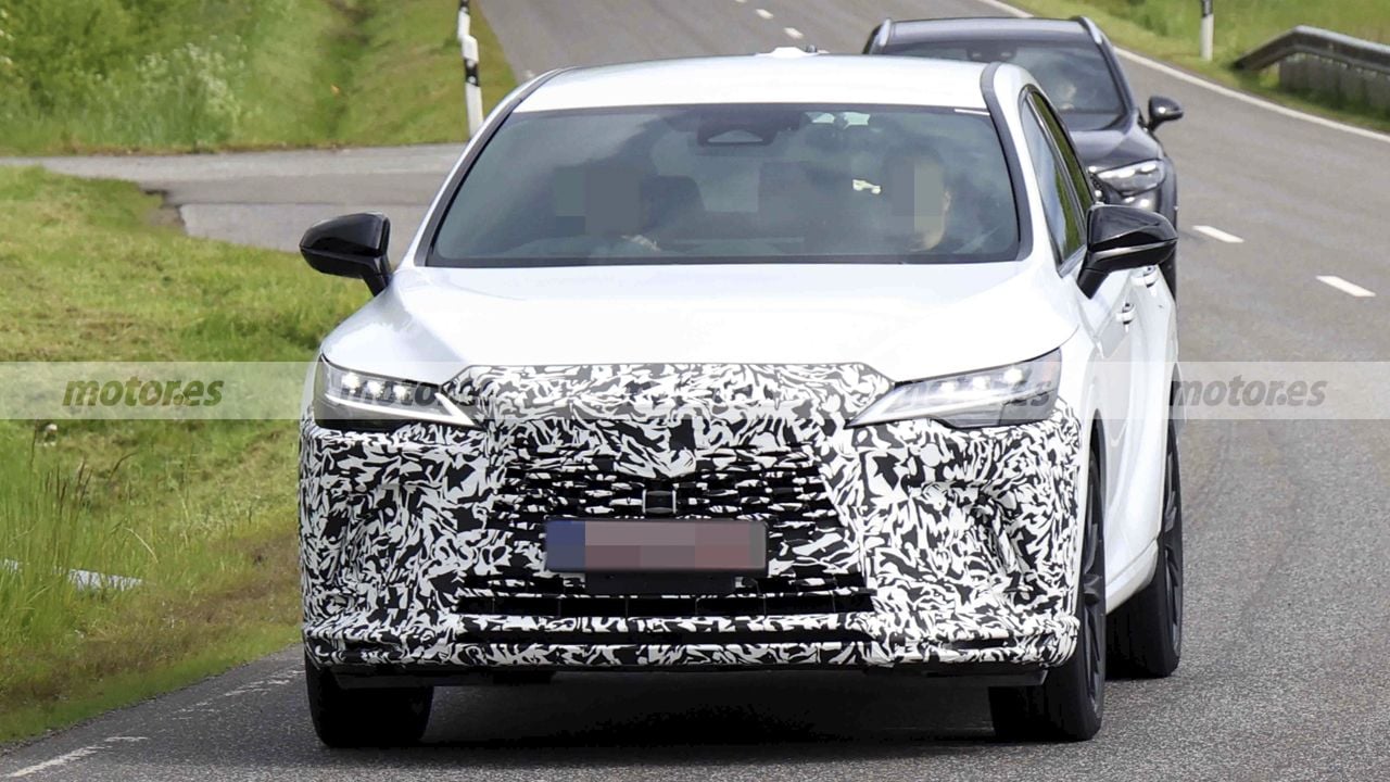 El Lexus RX 2028 ya está en marcha y esconde cambios más importantes de lo que aparenta