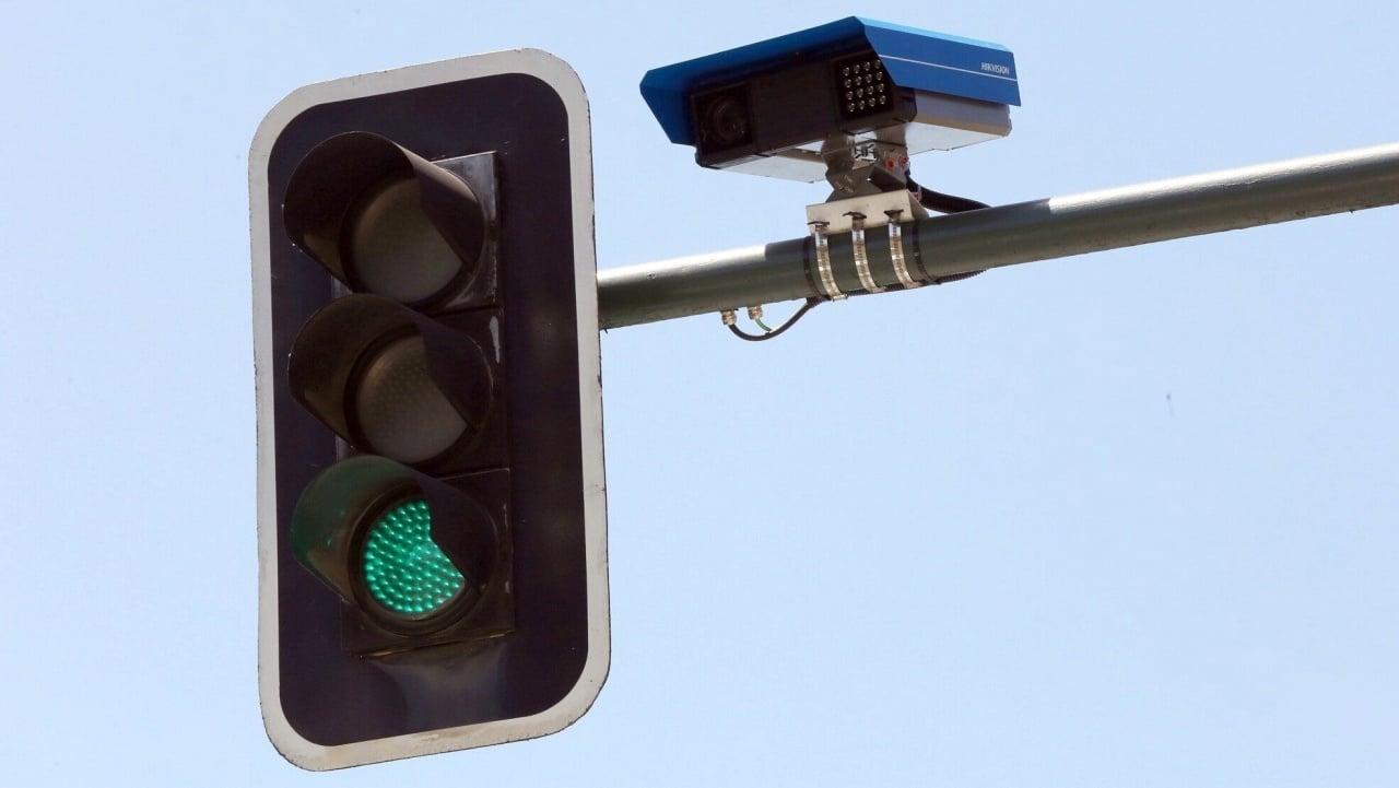 Llegan a España los radares 8 en 1 con IA: multan por exceso de velocidad, el móvil, el cinturón, saltarse los semáforos...
