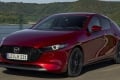 El Mazda3 2027 se actualiza tras seis años sin tocar su diseño, y sigue siendo diferente al resto