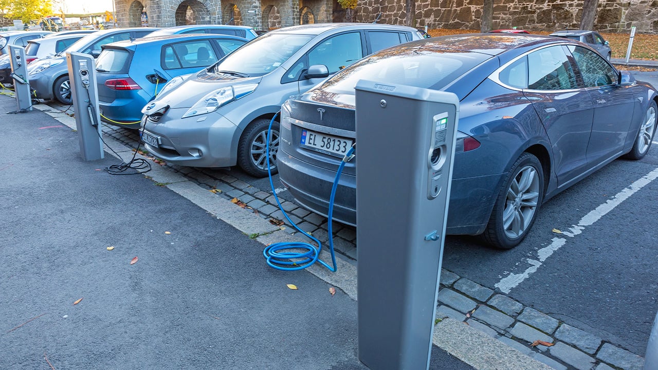 Por qué el 96% de los coches nuevos en Noruega son eléctricos y por qué no es replicable en España a corto plazo