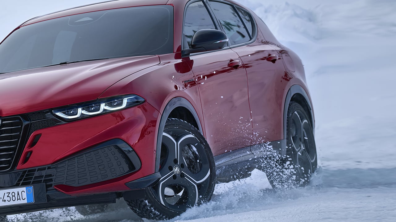 Alfa Romeo baja 8.600 € el Tonale híbrido presumiendo de algo que el BMW X1 y Audi Q3 no igualan, tacto de conducción