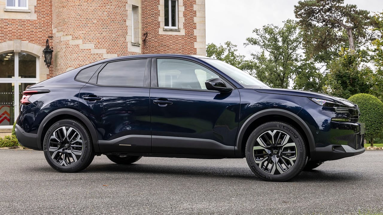 Recuerda al mejor Dacia Logan, tiene etiqueta ECO y baja 8.500 €, este coche barato rompe el mercado