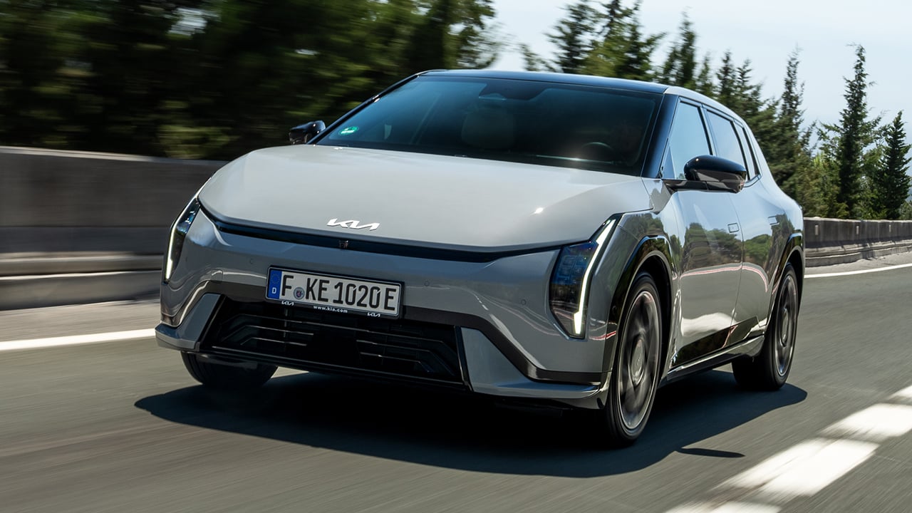 KIA deja al Volkswagen ID.3 Neo sin argumentos con el nuevo EV4: 8.000 € menos, mejor autonomía y más potencia