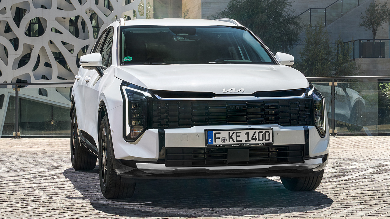 KIA rebaja 10.000 € el Sportage HEV y deja sin argumento a los híbridos chinos con un precio que alarma a Toyota