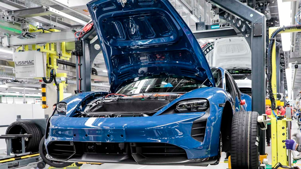 Porsche para la producción del Taycan y lanza una señal preocupante sobre los eléctricos de lujo