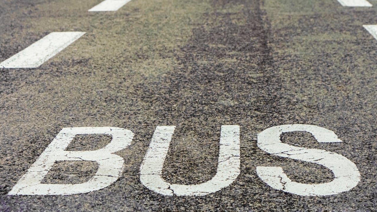 3 meses, 63.000 multas y hasta 16.000.000 de euros: el chollo del carril bus en Sevilla