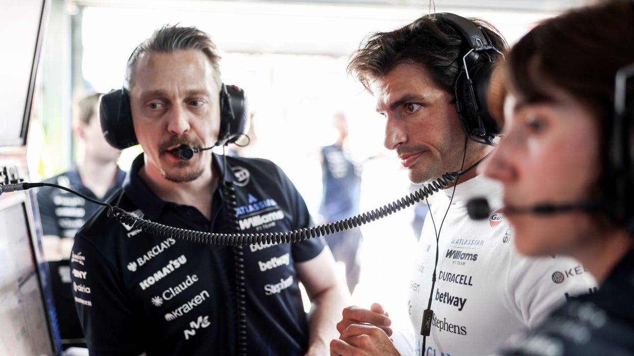 Albon, piloto de Williams F1, valora más a Sainz fuera del coche: “Tiene cerebro de ingeniero”
