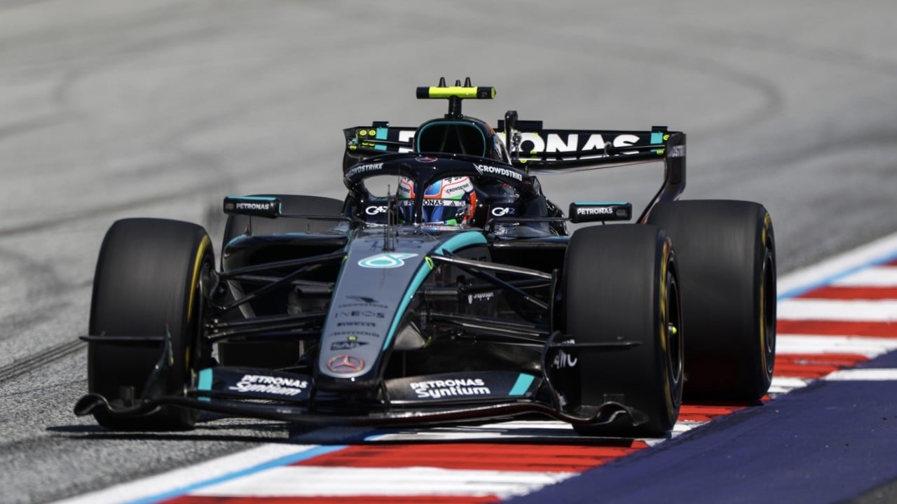Antonelli resiste las acometidas de McLaren, en otro día anónimo para los españoles