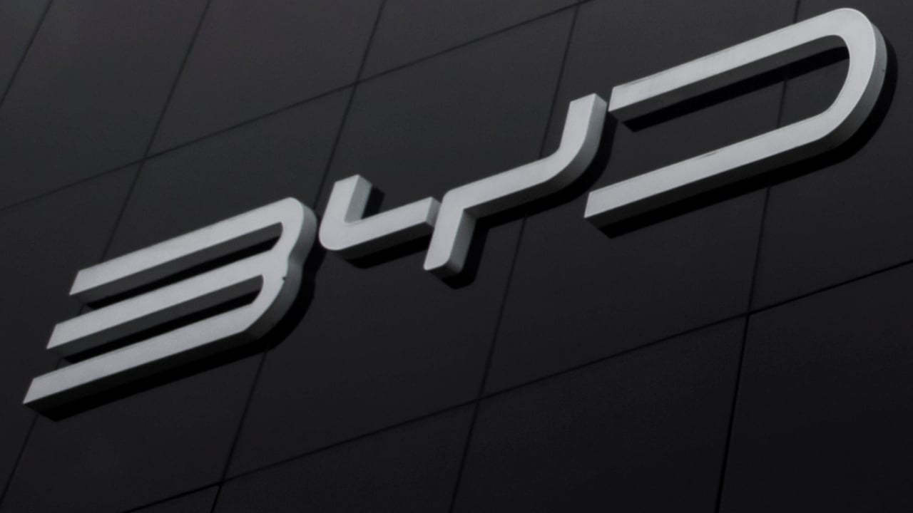 BYD convierte el miedo al coche autónomo en una promesa: si falla y choca, paga la marca... pero no en Europa