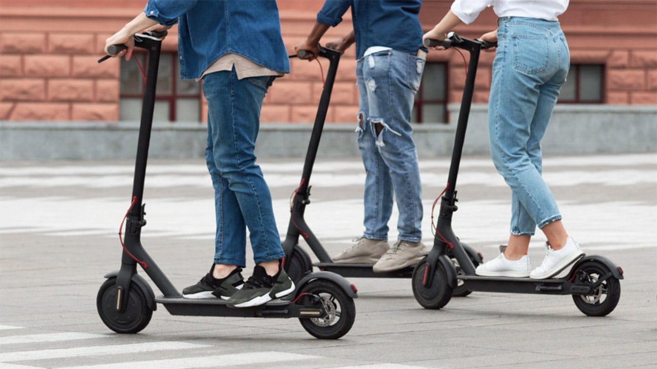 La DGT pone el límite en 15 años para los patinetes eléctricos y los menores se quedan sin alternativa clara