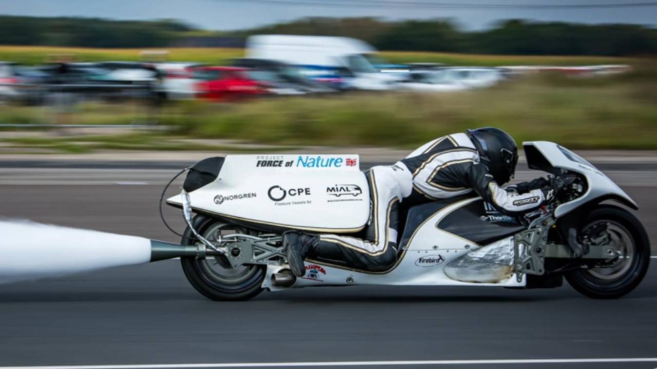 La moto más rápida del mundo no lleva batería ni depósito de gasolina y aun así roza el medio segundo de 0 a 100 km/h