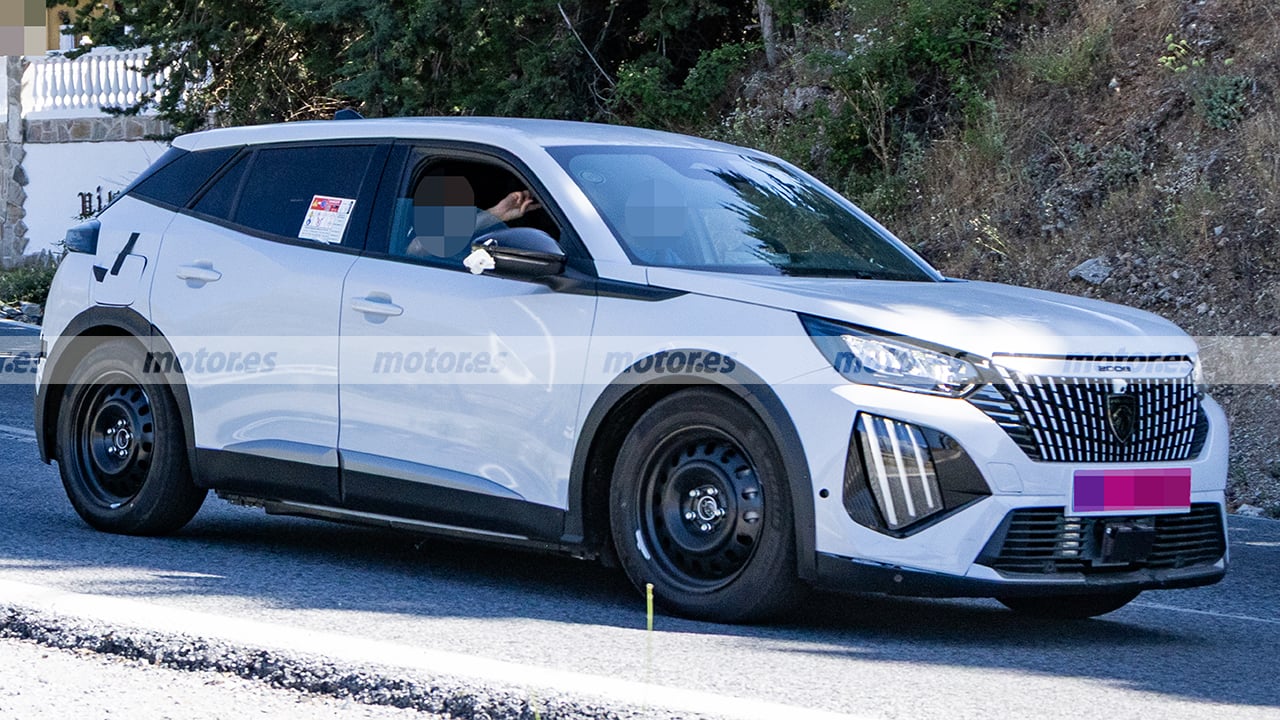 Cazado el nuevo Peugeot 208 eléctrico con un disfraz de SUV, la nueva generación llega en 2027 con baterías LFP y NMC