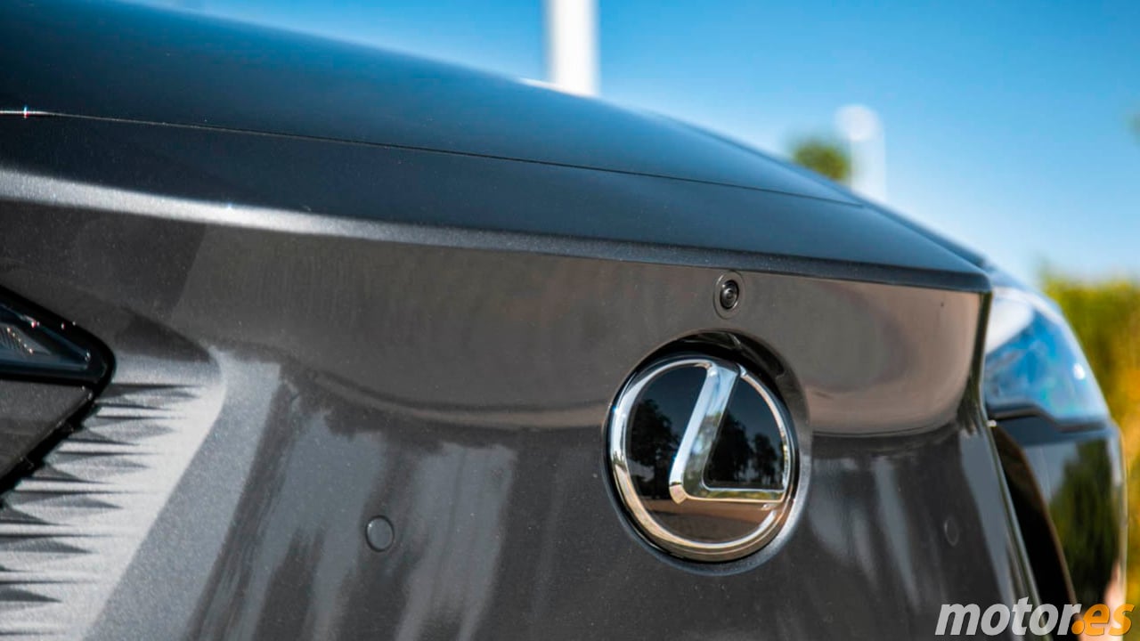 Lexus lanza un dardo a Porsche y Honda: